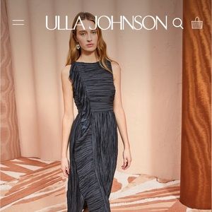 Circe Gown
Black Sleeveless Ruffle Gown